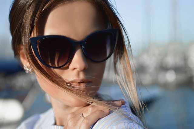 Frau mit Sonnenbrille Sonnenbrillen