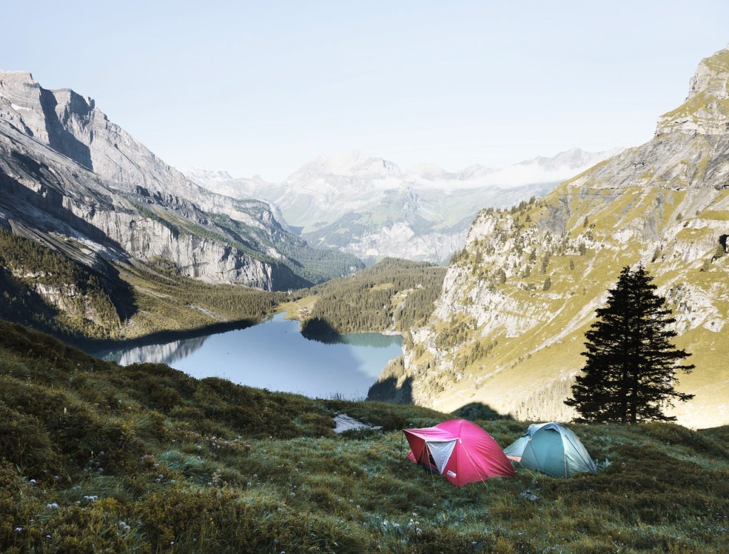 Freies Camping mit dem Zelt vor beeindruckender See- und Bergkulisse
