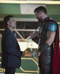 Chris Hemsworth (rechts) als Thor und Mark Ruffalo (links) als Dr. Bruce Banner 