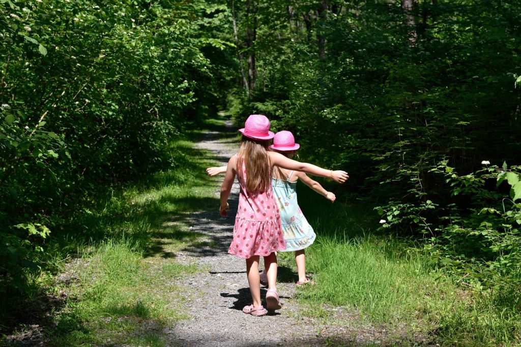 Kinder beim Waldspaziergang im warmen Frühjahr