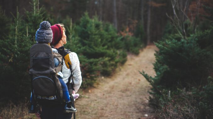 action-adult-adventure-701016 Wandern mit Baby und Kleinkind