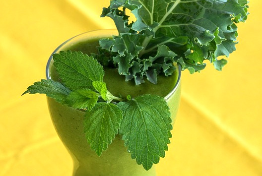 Grüner Smoothie mit Pfefferminze