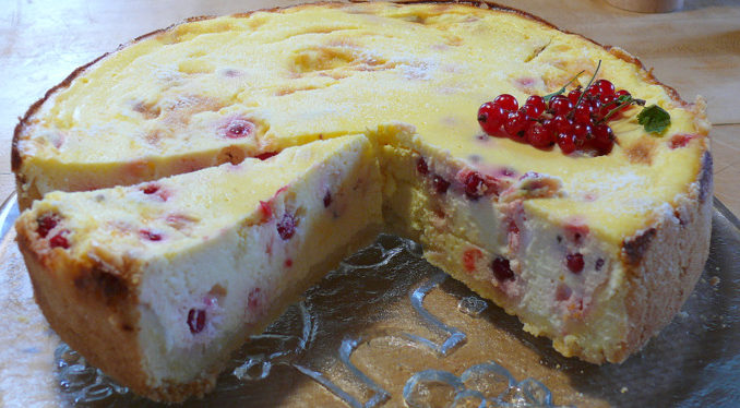 Fettarmer Quarkkuchen mit Johannisbeeren, Foto: Sabine Itting