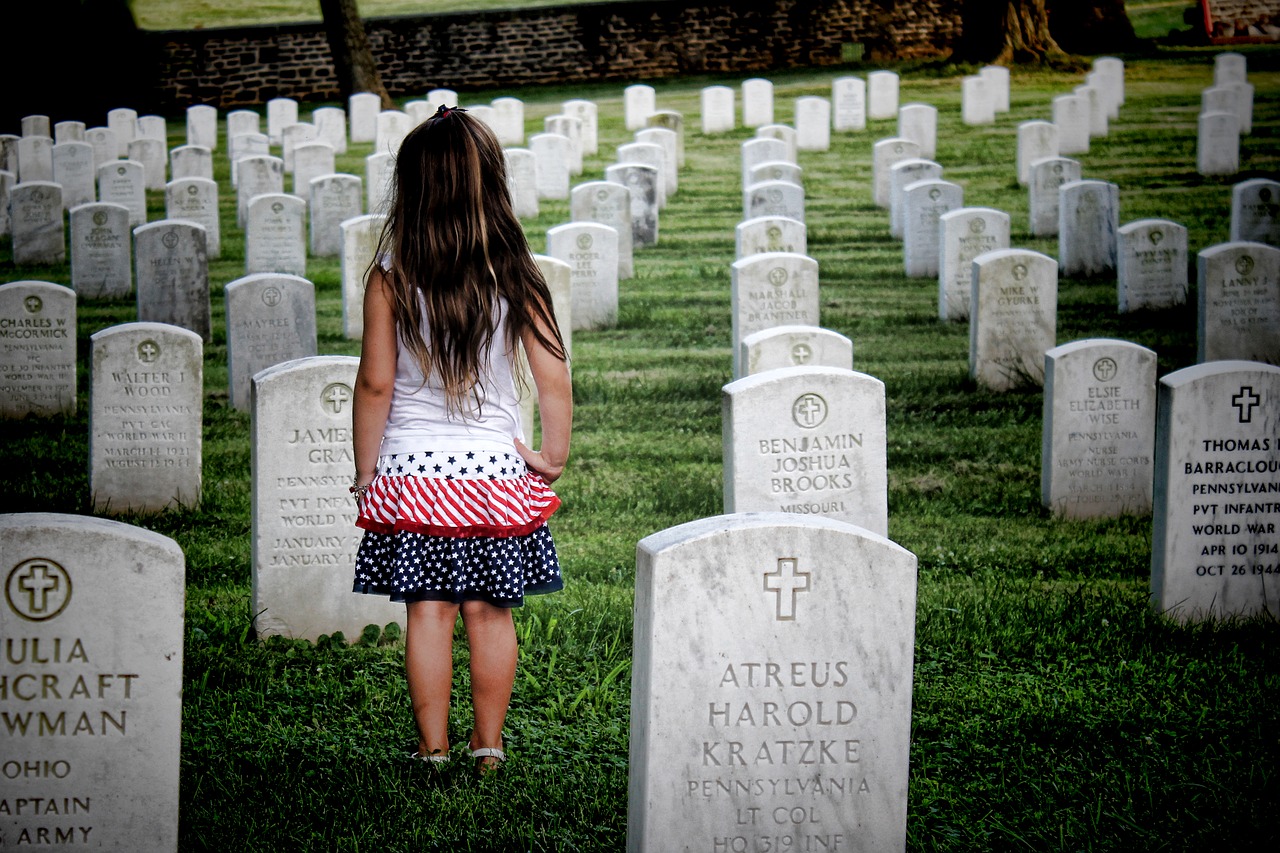 Kind von hinten auf einem Friedhof