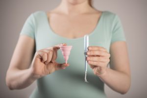 Menstruationstasse und Tampon mit Einführhilfe