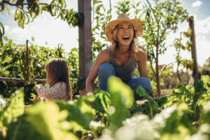 Frau und kleines Mädchen glücklich im Garten
