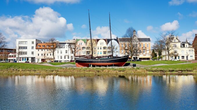cuxhaven, altes Schiff, Ufer, Häuser