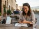 Frau im Urlaub am Handy