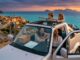 Familie mit Mietwagen im Urlaub