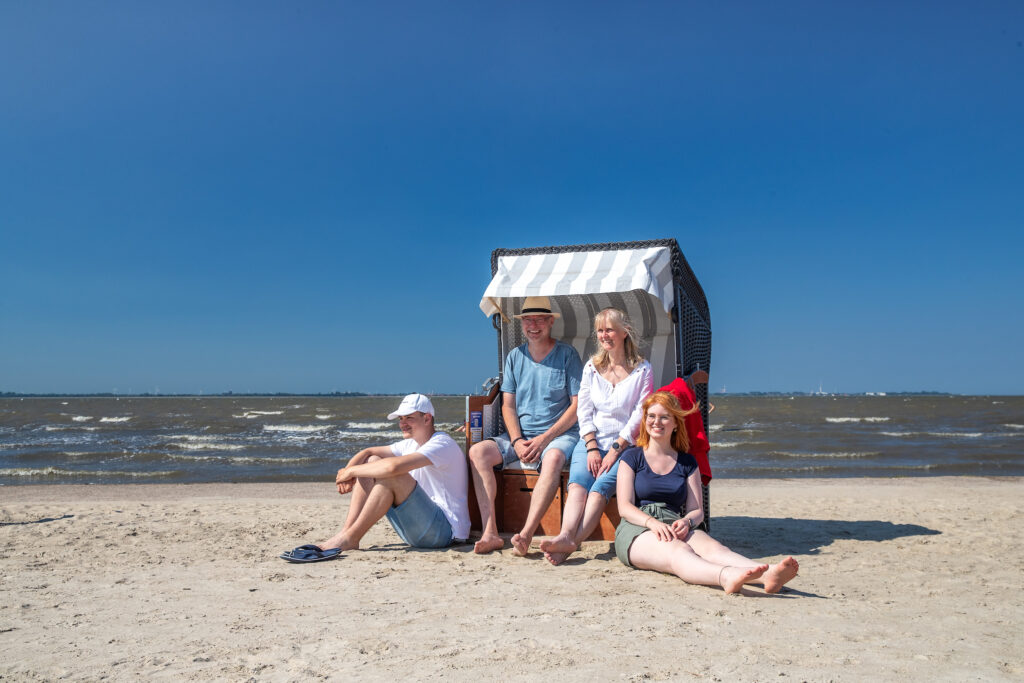 leute sitzen im Strandkorb