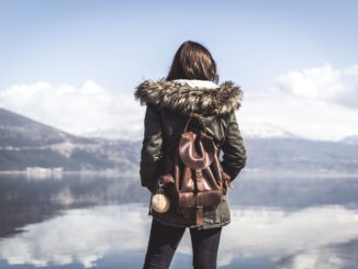 frau schaut auf see